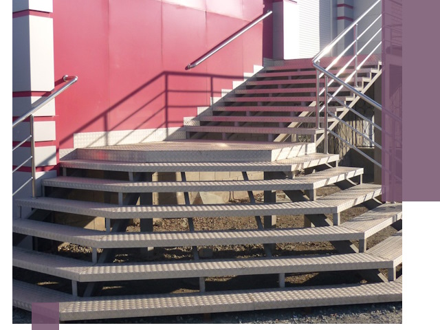 Лестницы для магазина в Кронштадте — изготовление и монтаж