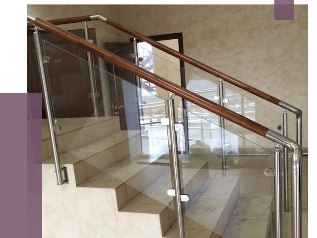 Комбинированные перила из металла и дерева в Кронштадте