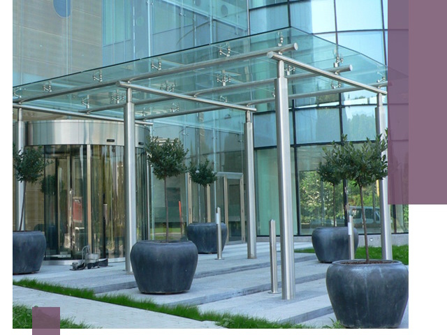 Навесы из стекла на заказ в Кронштадте — монтаж и установка